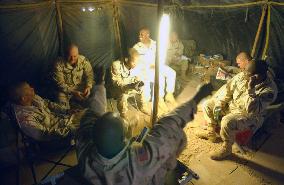 (2)U.S. soldiers in Kuwait